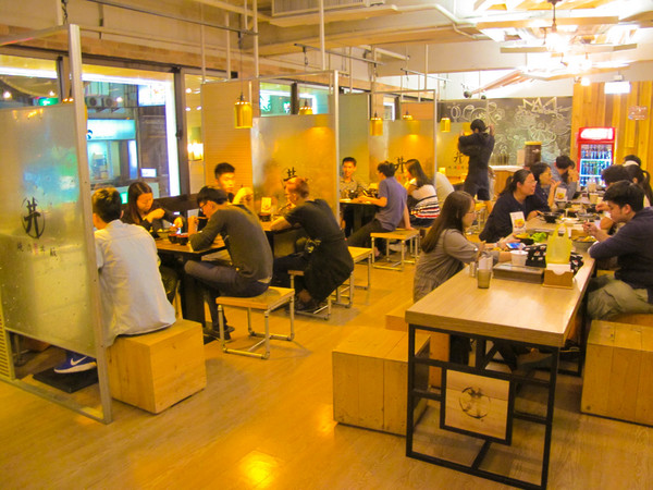 燒肉丼販：(胖樺食記)台北公館燒肉丼販。日式販賣機購買餐券再領食物。有趣道地餐點表現佳。