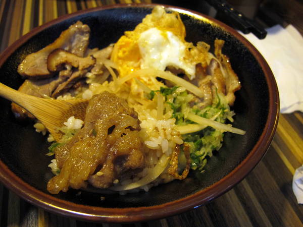 燒肉丼販:(胖樺食記)再訪「燒肉丼販」品嘗炙燒和風櫻桃鴨。台北市公館不收一成服務費不限時間的用餐好去處。