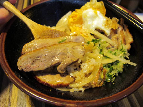 燒肉丼販:(胖樺食記)再訪「燒肉丼販」品嘗炙燒和風櫻桃鴨。台北市公館不收一成服務費不限時間的用餐好去處。