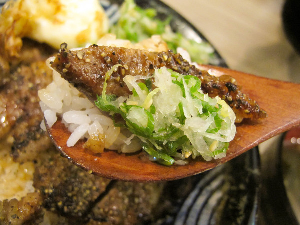 燒肉丼販：(胖樺食記)台北公館燒肉丼販。日式販賣機購買餐券再領食物。有趣道地餐點表現佳。