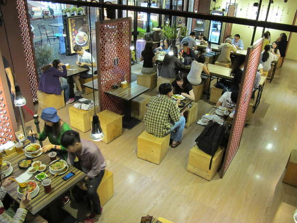 燒肉丼販：(胖樺食記)台北公館燒肉丼販。日式販賣機購買餐券再領食物。有趣道地餐點表現佳。