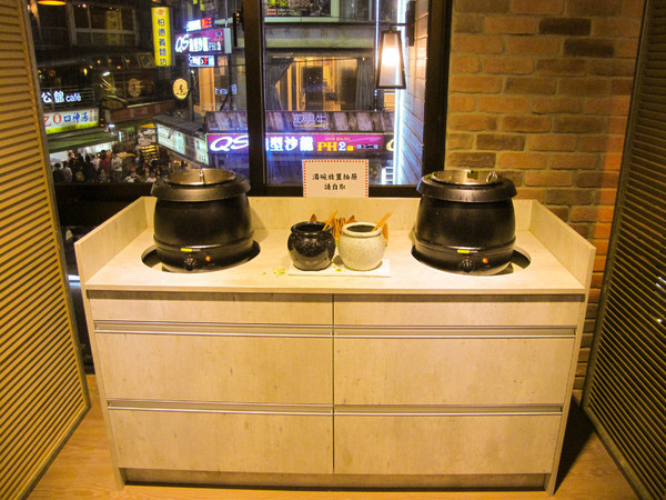 燒肉丼販：(胖樺食記)台北公館燒肉丼販。日式販賣機購買餐券再領食物。有趣道地餐點表現佳。