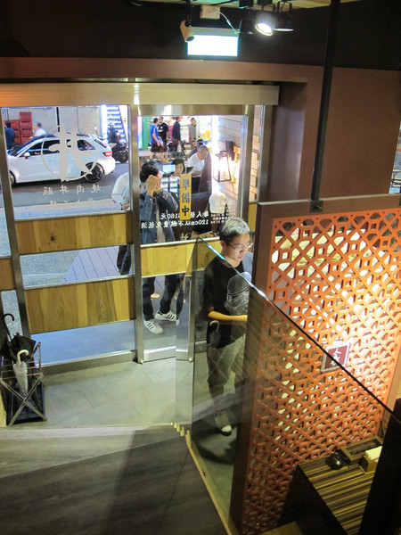 燒肉丼販：(胖樺食記)台北公館燒肉丼販。日式販賣機購買餐券再領食物。有趣道地餐點表現佳。