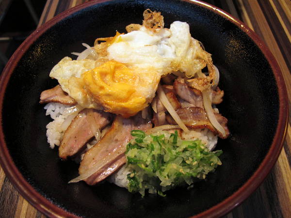 燒肉丼販:(胖樺食記)再訪「燒肉丼販」品嘗炙燒和風櫻桃鴨。台北市公館不收一成服務費不限時間的用餐好去處。