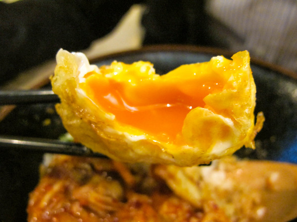 燒肉丼販：(胖樺食記)台北公館燒肉丼販。日式販賣機購買餐券再領食物。有趣道地餐點表現佳。