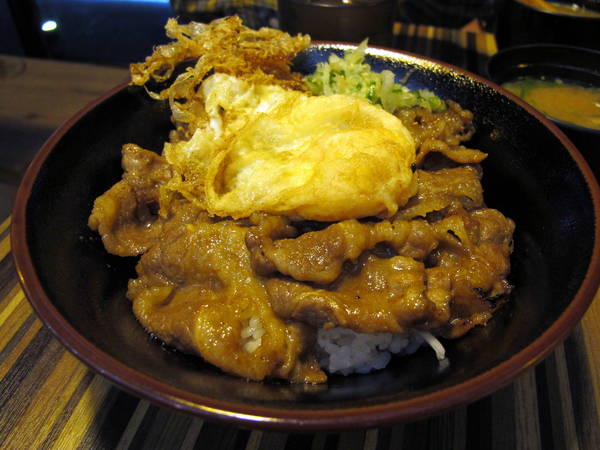 燒肉丼販:(胖樺食記)再訪「燒肉丼販」品嘗炙燒和風櫻桃鴨。台北市公館不收一成服務費不限時間的用餐好去處。