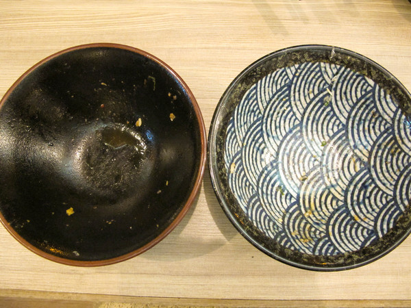 燒肉丼販：(胖樺食記)台北公館燒肉丼販。日式販賣機購買餐券再領食物。有趣道地餐點表現佳。