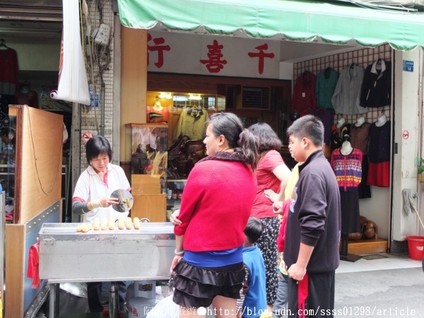 中央市場圓環太空棒攤:【美食特搜。屏東市】中央市場圓環太空棒攤。超便宜鑽石級小品點心 沒店名招牌 低調熱賣28年