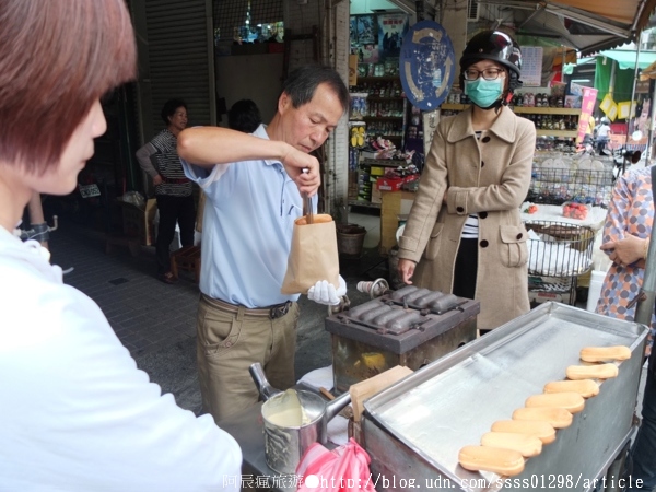 中央市場圓環太空棒攤:【美食特搜。屏東市】中央市場圓環太空棒攤。超便宜鑽石級小品點心 沒店名招牌 低調熱賣28年