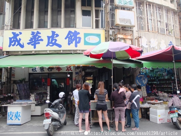 中央市場圓環太空棒攤:【美食特搜。屏東市】中央市場圓環太空棒攤。超便宜鑽石級小品點心 沒店名招牌 低調熱賣28年