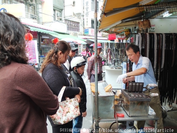 中央市場圓環太空棒攤:【美食特搜。屏東市】中央市場圓環太空棒攤。超便宜鑽石級小品點心 沒店名招牌 低調熱賣28年