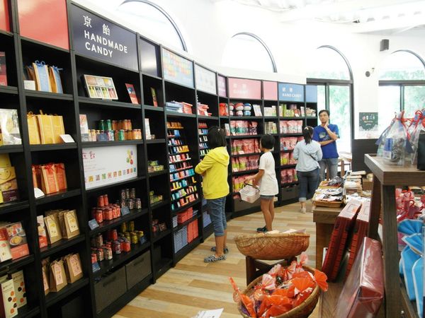 菓風巧克力工坊：【雲林】菓風巧克力工房，踏青／親子玩耍／買點心。有好多巧克力和糖果在這裡！