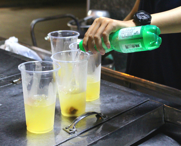 阿婆綜合 彈珠汽水：[高雄]鹽埕區土地銀行前 在地人喝的飲料 混搭新風味 阿婆綜合 彈珠汽水