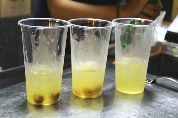 阿婆綜合 彈珠汽水：[高雄]鹽埕區土地銀行前 在地人喝的飲料 混搭新風味 阿婆綜合 彈珠汽水