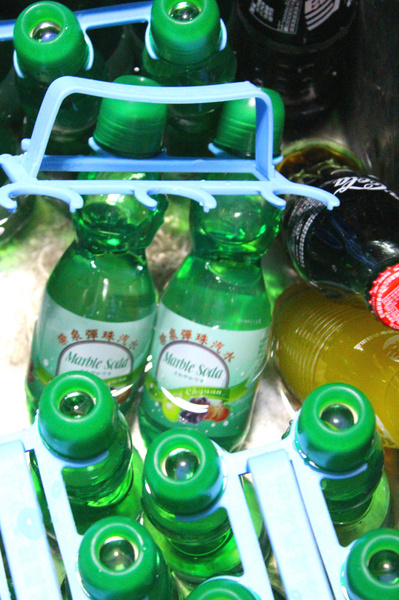 阿婆綜合 彈珠汽水：[高雄]鹽埕區土地銀行前 在地人喝的飲料 混搭新風味 阿婆綜合 彈珠汽水