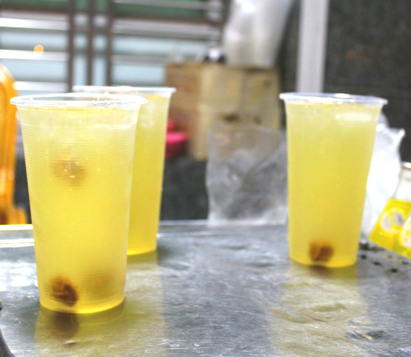 阿婆綜合 彈珠汽水：[高雄]鹽埕區土地銀行前 在地人喝的飲料 混搭新風味 阿婆綜合 彈珠汽水