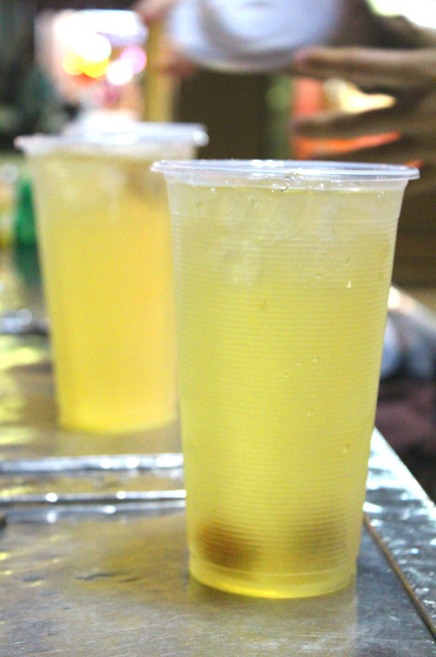 阿婆綜合 彈珠汽水：[高雄]鹽埕區土地銀行前 在地人喝的飲料 混搭新風味 阿婆綜合 彈珠汽水