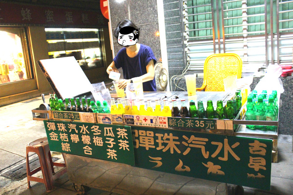 阿婆綜合 彈珠汽水：[高雄]鹽埕區土地銀行前 在地人喝的飲料 混搭新風味 阿婆綜合 彈珠汽水