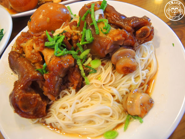 壹等品『霸王豬腳』:呷飽祙【桃園中壢・壹等品霸王豬腳】日賣千份的古早味豬腳