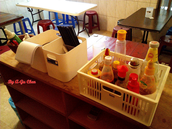 食內嗑泰式小食肆：【臺南Ω中西區】SNACK 食內嗑－泰式小食肆。平價泰式、南洋風味料理