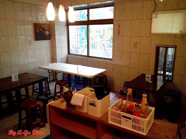 食內嗑泰式小食肆：【臺南Ω中西區】SNACK 食內嗑－泰式小食肆。平價泰式、南洋風味料理