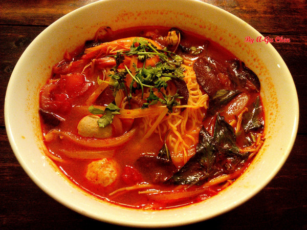 食內嗑泰式小食肆：【臺南Ω中西區】SNACK 食內嗑－泰式小食肆。平價泰式、南洋風味料理