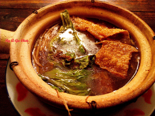 食內嗑泰式小食肆：【臺南Ω中西區】SNACK 食內嗑－泰式小食肆。平價泰式、南洋風味料理