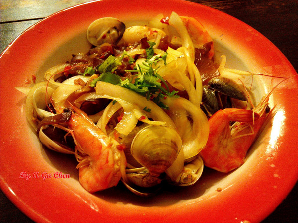 食內嗑泰式小食肆：【臺南Ω中西區】SNACK 食內嗑－泰式小食肆。平價泰式、南洋風味料理