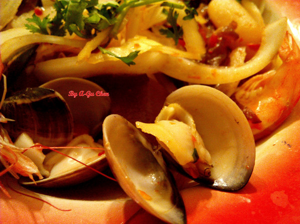 食內嗑泰式小食肆：【臺南Ω中西區】SNACK 食內嗑－泰式小食肆。平價泰式、南洋風味料理