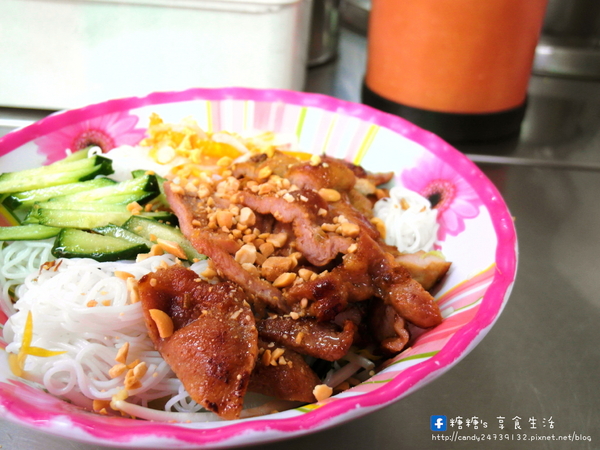 娟越南小吃:〖台中│美食〗娟越南小吃 ❤ 南屯市場隱藏版美食!好吃到會讓人流眼淚的越南小吃,推薦法國麵包,鴨肉米線及炸春捲,美味指數爆表!