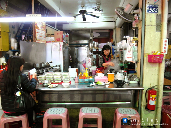 娟越南小吃:〖台中│美食〗娟越南小吃 ❤ 南屯市場隱藏版美食!好吃到會讓人流眼淚的越南小吃,推薦法國麵包,鴨肉米線及炸春捲,美味指數爆表!