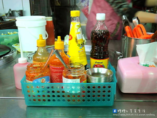 娟越南小吃:〖台中│美食〗娟越南小吃 ❤ 南屯市場隱藏版美食!好吃到會讓人流眼淚的越南小吃,推薦法國麵包,鴨肉米線及炸春捲,美味指數爆表!