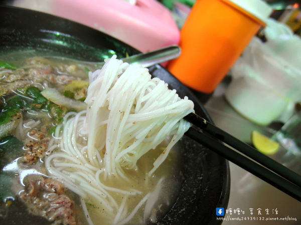 娟越南小吃:〖台中│美食〗娟越南小吃 ❤ 南屯市場隱藏版美食!好吃到會讓人流眼淚的越南小吃,推薦法國麵包,鴨肉米線及炸春捲,美味指數爆表!