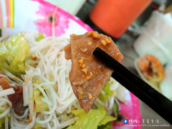 娟越南小吃:〖台中│美食〗娟越南小吃 ❤ 南屯市場隱藏版美食!好吃到會讓人流眼淚的越南小吃,推薦法國麵包,鴨肉米線及炸春捲,美味指數爆表!