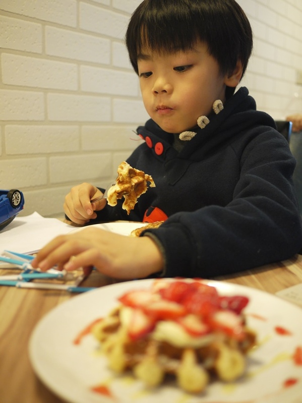 Waffle Please 比利時列日鬆餅專賣店:食。甜點-鬆餅。北市內湖區乾墘站。輕鬆、惬意、美味 比利時列日鬆餅專賣店(waffle please)
