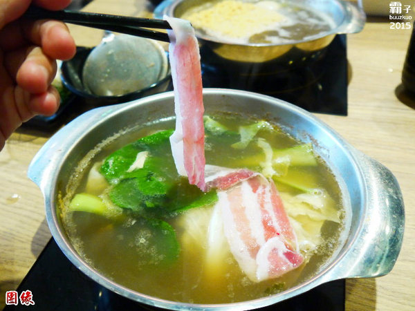 團緣精緻鍋物:團緣精緻鍋物,鮑魚送上桌時還是活跳跳的捏!