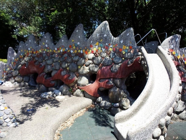 龍潭大池-神龍溜滑梯:【桃園景點】龍潭大池龍形水上溜滑梯&夏天涼快戲水去GOGO~