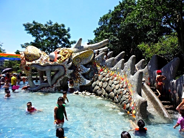 龍潭大池-神龍溜滑梯:【桃園景點】龍潭大池龍形水上溜滑梯&夏天涼快戲水去GOGO~