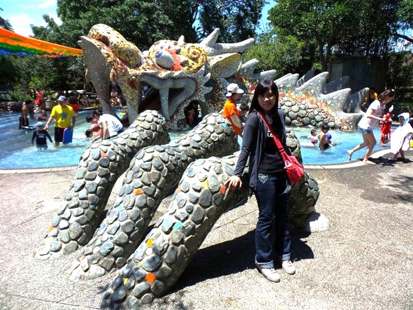 龍潭大池-神龍溜滑梯:【桃園景點】龍潭大池龍形水上溜滑梯&夏天涼快戲水去GOGO~