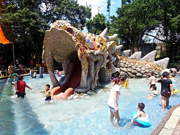 龍潭大池-神龍溜滑梯:【桃園景點】龍潭大池龍形水上溜滑梯&夏天涼快戲水去GOGO~