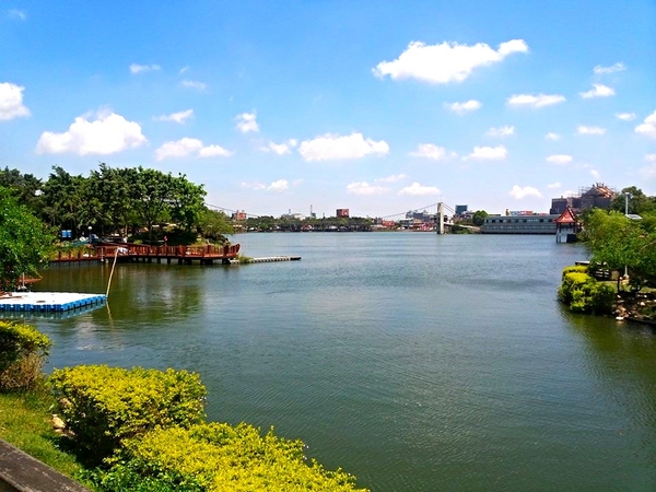 龍潭大池-神龍溜滑梯:【桃園景點】龍潭大池龍形水上溜滑梯&夏天涼快戲水去GOGO~