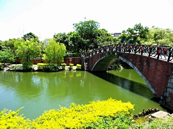 龍潭大池-神龍溜滑梯:【桃園景點】龍潭大池龍形水上溜滑梯&夏天涼快戲水去GOGO~