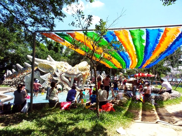 龍潭大池-神龍溜滑梯:【桃園景點】龍潭大池龍形水上溜滑梯&夏天涼快戲水去GOGO~