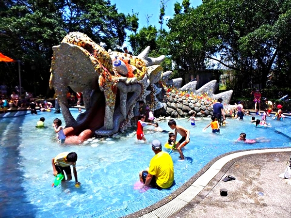 龍潭大池-神龍溜滑梯:【桃園景點】龍潭大池龍形水上溜滑梯&夏天涼快戲水去GOGO~