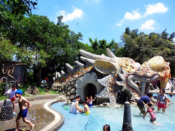 龍潭大池-神龍溜滑梯:【桃園景點】龍潭大池龍形水上溜滑梯&夏天涼快戲水去GOGO~