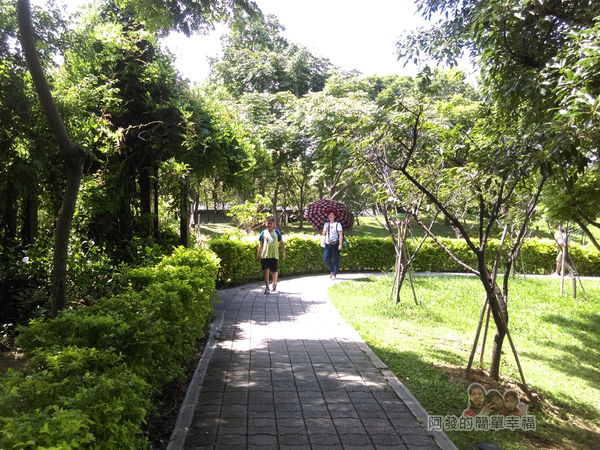 龍潭大池30-翠綠的人行步道
