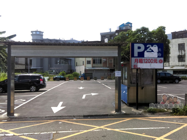 龍潭大池33-老人會館入口對面有收費停車場