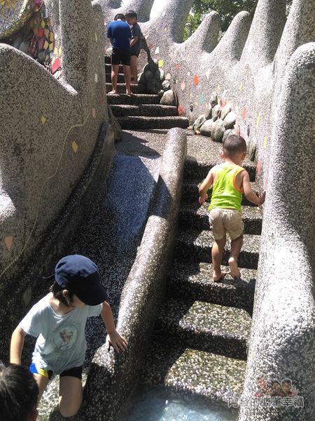 龍潭大池17-神龍戲水溜滑梯-階梯旁有座小小型溜滑梯