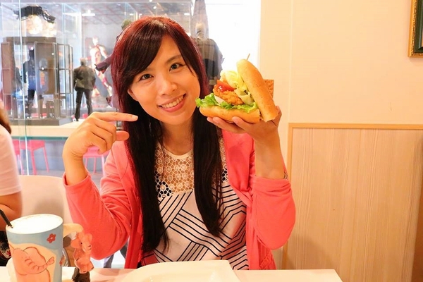 異想空間公仔主題餐廳：【台中美食】台中市異想空間Café.Burger.Toy公仔主題餐廳~各種主題餐點都蠻有特色的，電影迷還有公仔迷們，去巨星包場的用餐環境吃飯，視覺系的享受
