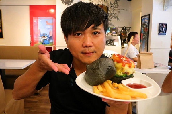 異想空間公仔主題餐廳：【台中美食】台中市異想空間Café.Burger.Toy公仔主題餐廳~各種主題餐點都蠻有特色的，電影迷還有公仔迷們，去巨星包場的用餐環境吃飯，視覺系的享受